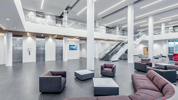 Immeuble de bureaux moderne avec système d'éclairage connecté
