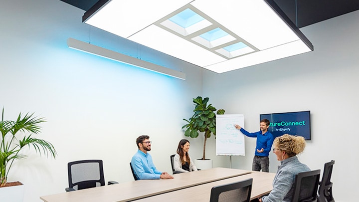 Collègues ayant une réunion au bureau avec NatureConnect