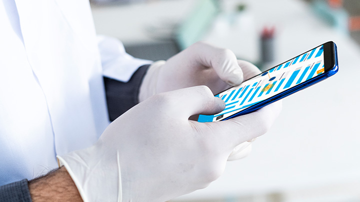 Médecin utilisant une application d'orientation via un smartphone