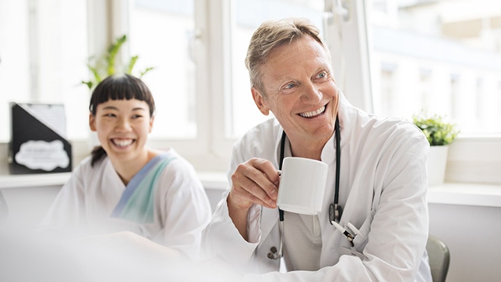 Consultants die een kopje koffie drinken