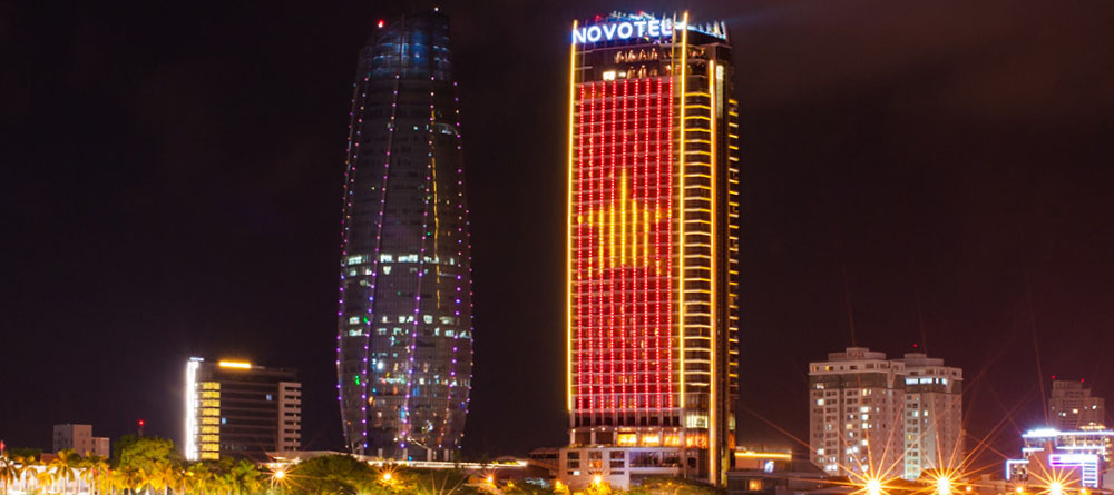 Grâce à la projection de spectacles lumières dynamiques sur la façade du bâtiment, le Novotel Da Nang se démarque dans le fascinant paysage d'une des villes les plus agréables du Vietnam.