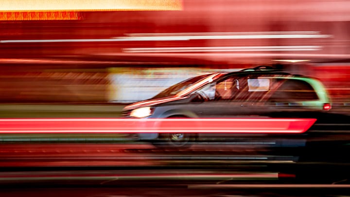 Snel rijdende auto met lichtstrepen