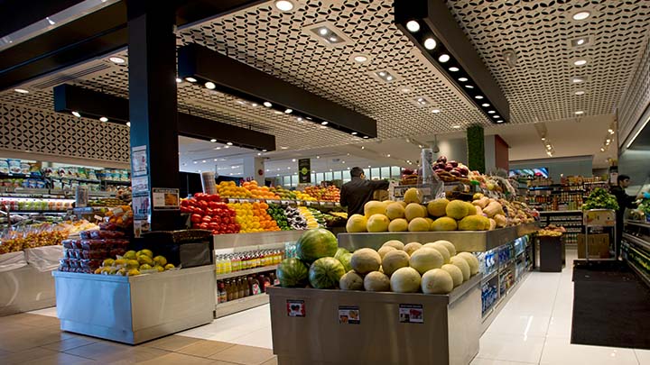 Aliments frais exposés dans un supermarché