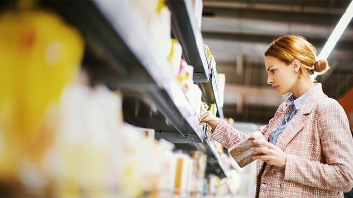 Vrouw die naar voedsel zoekt in een lokale winkel