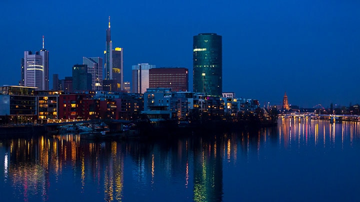 Städtische Uferpromenade bei Nacht