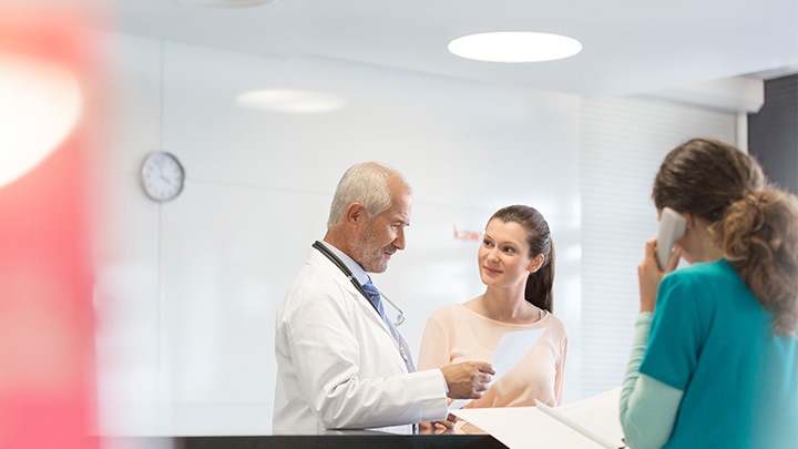 Doctore talking to colleagues