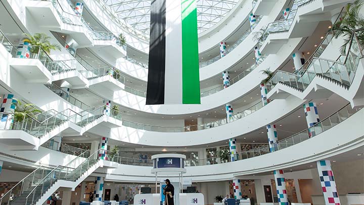 Natuurlijk verlicht atrium van een gebouw