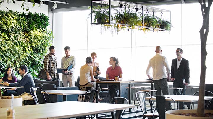 Personnel dans la cantine de bureau moderne