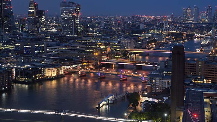 Luchtfoto van bruggen in Londen in de avond