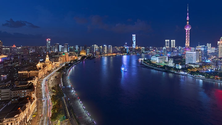 Nachtzicht vanuit een hoge hoek op de Bund in Shanghai