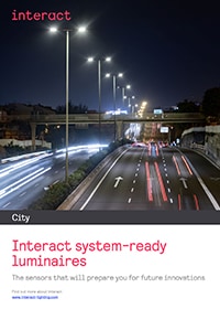 Eine mit Straßenleuchten beleuchtete Autobahn bei Nacht