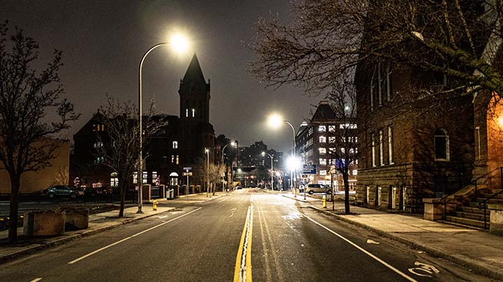 Calle residencial por la noche