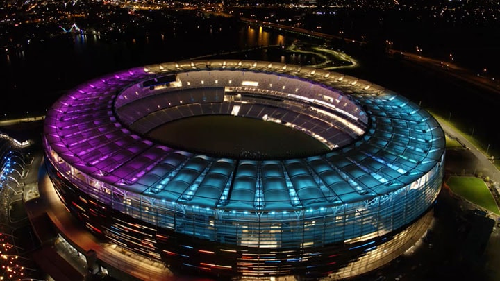 Luftaufnahme der Fassade eines Fußballstadions bei Nacht