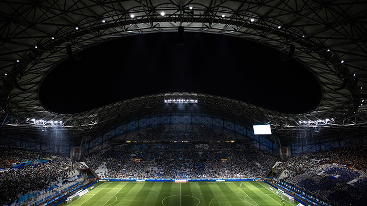 Der Innenraum eines Fußballstadions bei Nacht