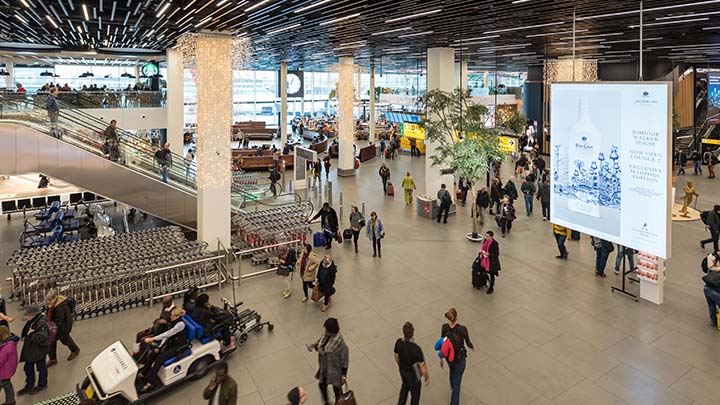 Vestíbulo de aeropuerto con alta ocupación