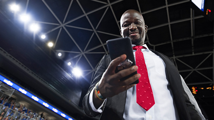 Un director de unas instalaciones deportivas usa un teléfono inteligente