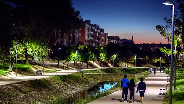 Amis marchant dans un parc bien éclairé la nuit