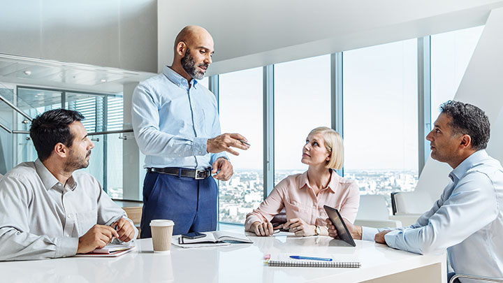 Collega's in een kantoorvergadering