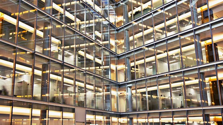 Ventanas de cristal en un gran complejo de oficinas