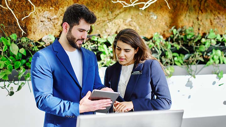 Empleados de hotel con una tableta