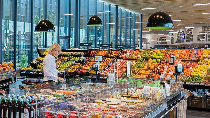 Mujer comprando frutas y verduras frescas