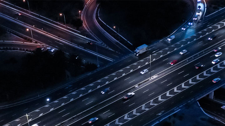 Autopista con circulación densa por la noche
