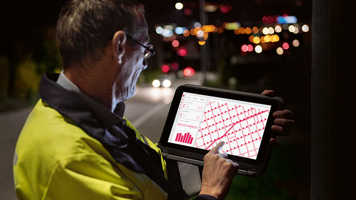 Un trabajador de una autopista gestiona la iluminación con una tableta