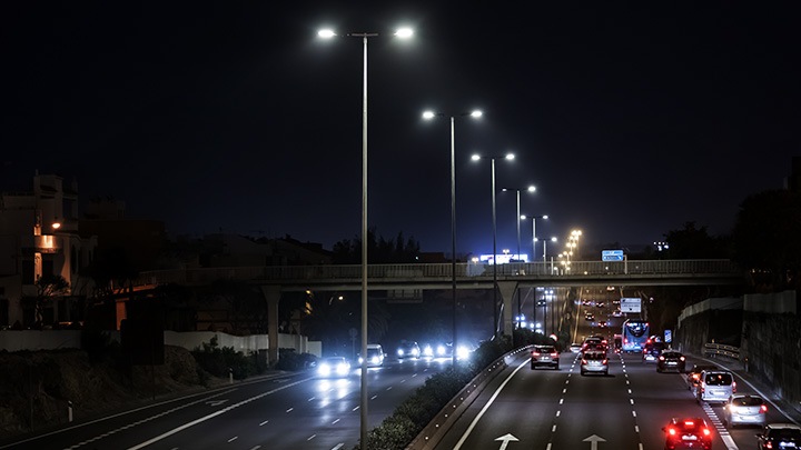 Autoroute à voies multiples la nuit