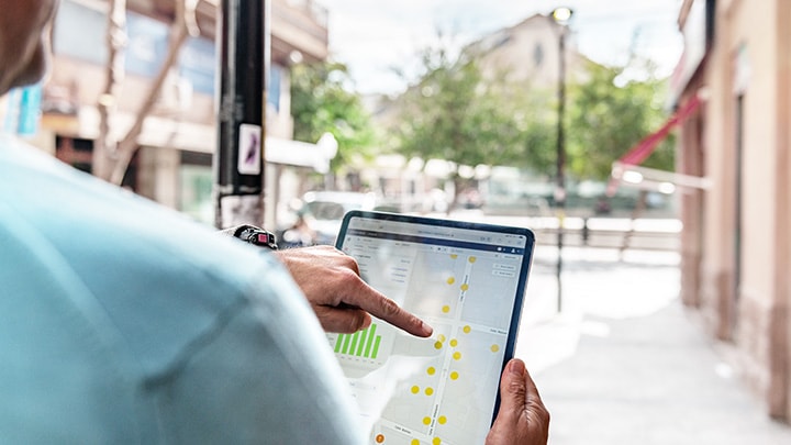 Mann steuert Straßenleuchten mit dem Tablet