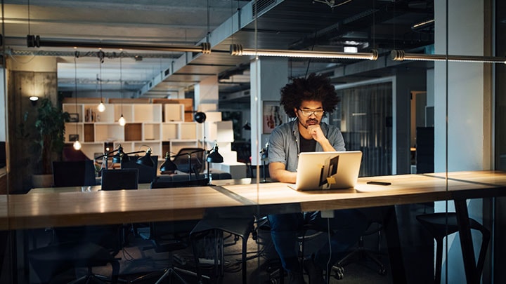 Homme travaillant à un bureau