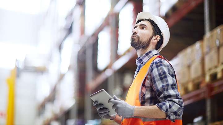 Travailleur d'entrepôt travaillant sur tablette dans l'entrepôt