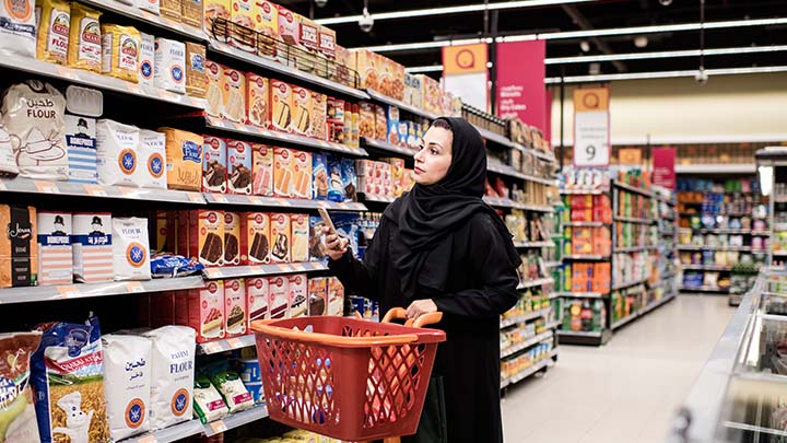 Una mujer compra ingredientes para cocinar