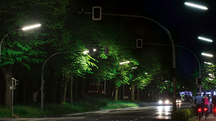 Een straat in de avond verlicht door straatlampen