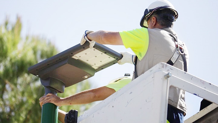 Ingenieur bei der Installation einer Straßenleuchte im Park