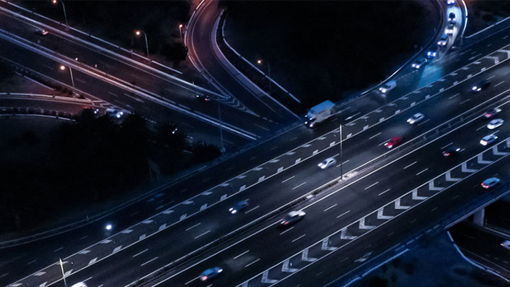 Stark befahrene Autobahn bei Nacht