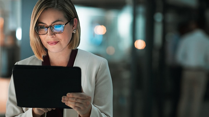 Frau arbeitet an einem Tablet