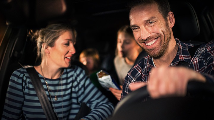 Famille en voiture pendant la nuit