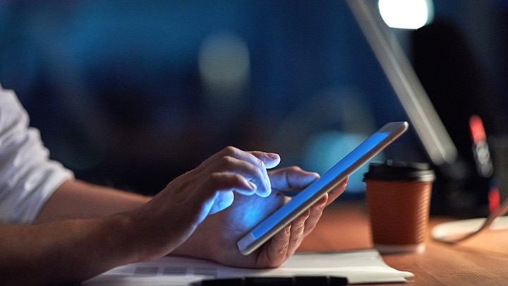 Mann benutzt ein Tablet