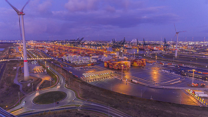 Een landingsbaan van een vliegveld in de avond