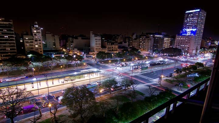 Een knooppunt van snelwegen bij Buenos Aires in de avond