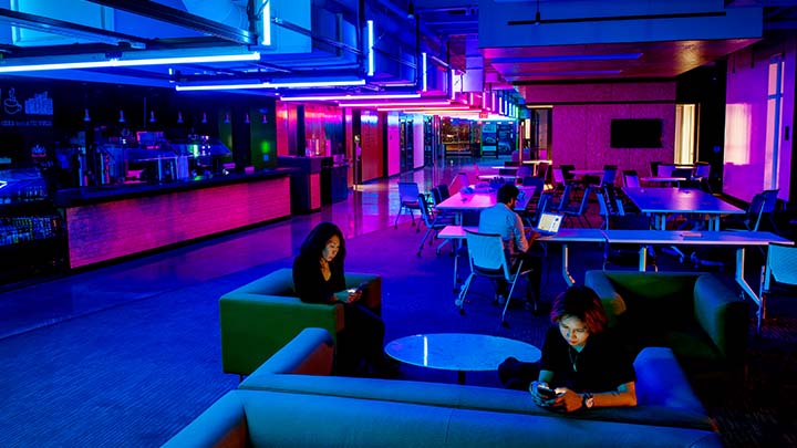 Bar de un hotel con una iluminación impactante en color azul y rosa