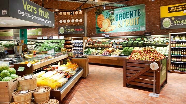 Een robuust gangpad met groente en fruit in een supermarkt