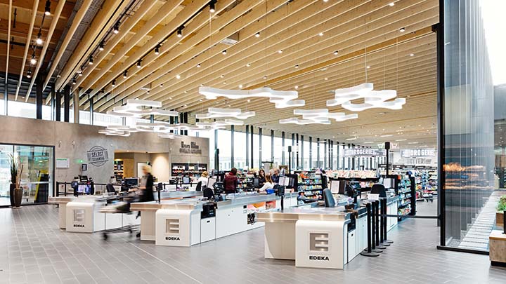 Une vue intérieure d'un supermarché contemporain