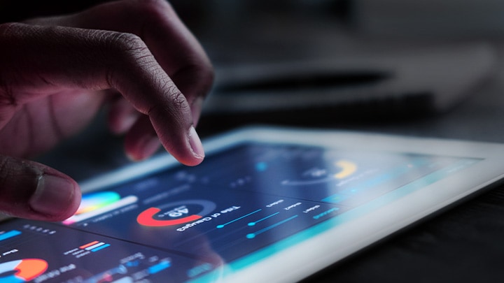 Gros plan d'une main interagissant avec une tablette