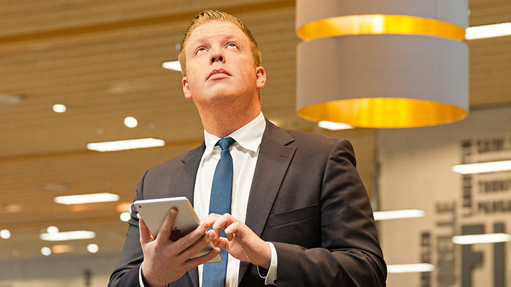 Homme distingué avec une tablette