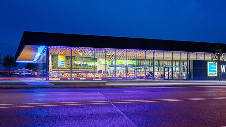 Verlichte supermarkt in de avond