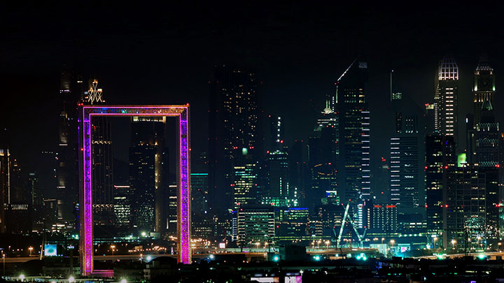 La ciudad de Dubai por la noche con iluminación multicolor