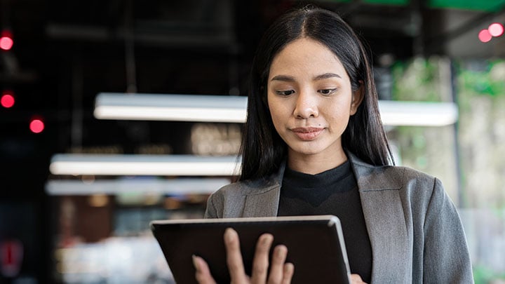 Una joven empresaria utiliza una tableta