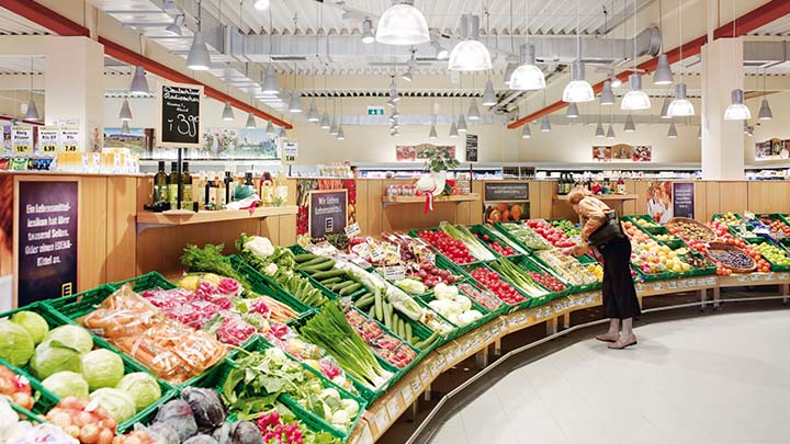 Una isla de frutas y verduras de un supermercado