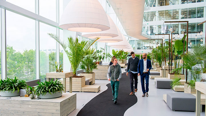 Gasten lopen door een helder verlicht atrium